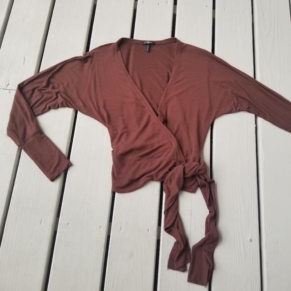 S Brown wraparound top by Daisy Fuentes - Picture 2 of 11